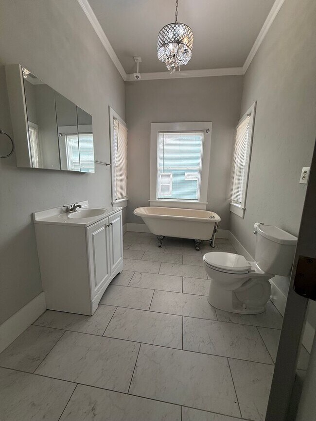 Building Photo - Spacious 3 Bed Near Downtown & OU Health + W/D Included & Driveway Parking