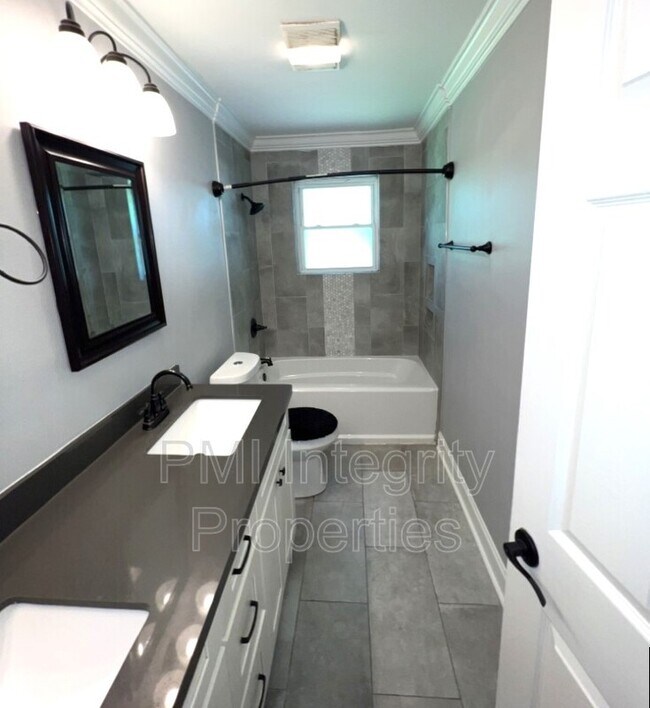 Building Photo - 7993 Greenlea Dr