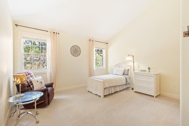 Building Photo - Gorgeous 4 Bedroom Home located in Gated Broadmoor Community