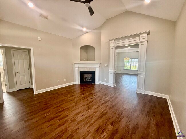 Building Photo - 634 Post Oak Way
