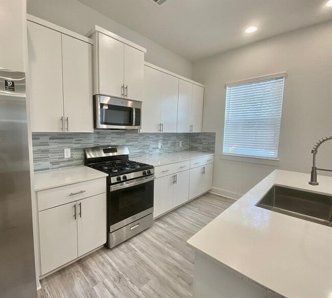 Building Photo - 6809 Montana St