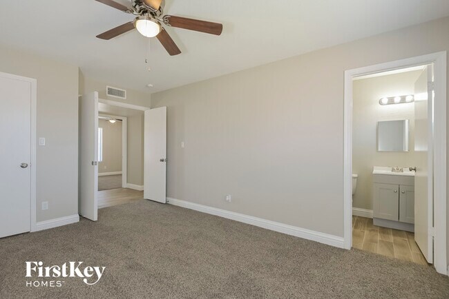 Building Photo - 1230 S Briar