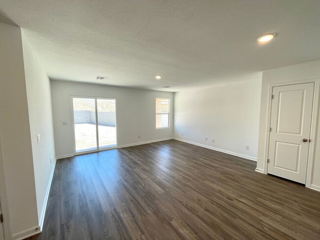 Building Photo - Beautiful New 3 Bedroom Home in the New Ra...