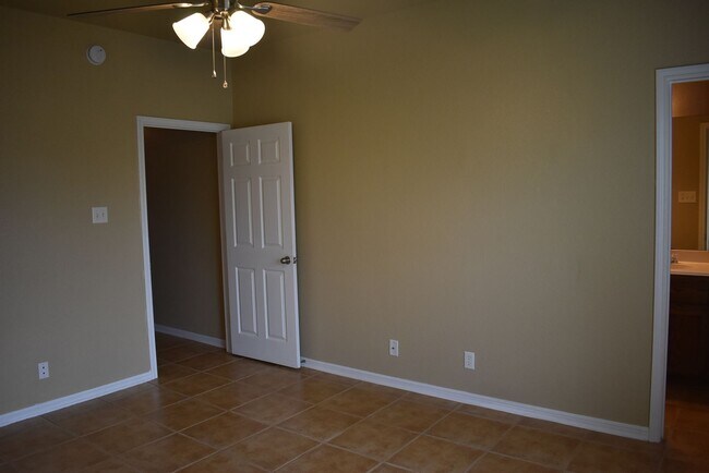 Building Photo - 1600 Nicholas Cir