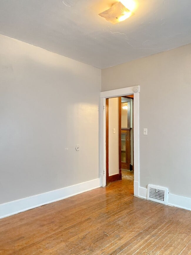 Building Photo - 3 bedroom 1 bath house!