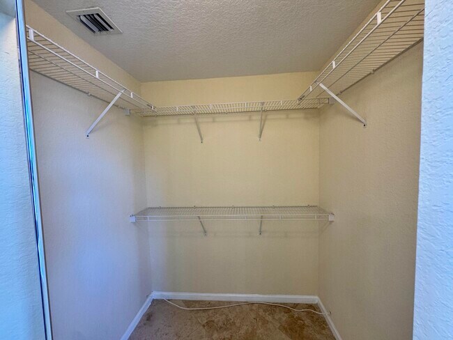 Building Photo - 898 Tulip Cir