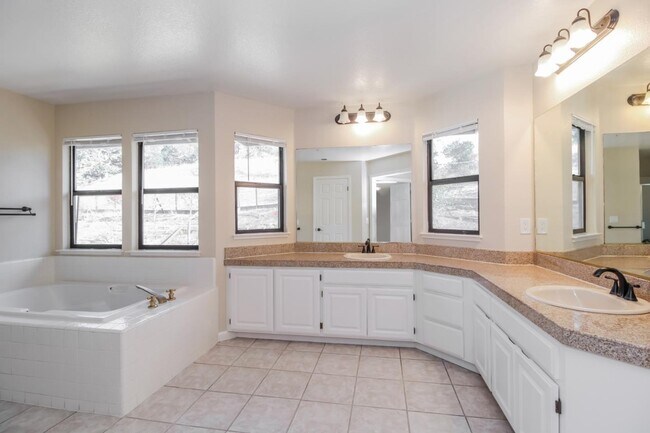 Building Photo - 412 Wood Hollow Dr