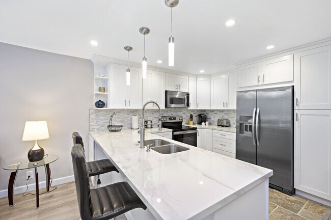 Building Photo - 11645 Montana Ave