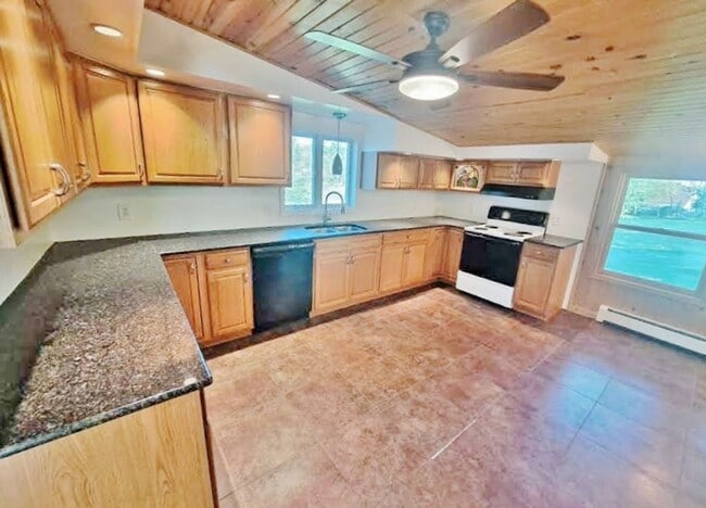 Building Photo - 3 Bed / 1-1/2 Bath Single Family Home
