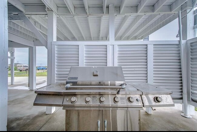 Building Photo - 1256 Canal E