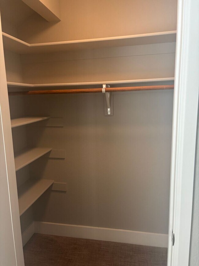 Building Photo - Stunning One-Bedroom Condo in Desirable Co...