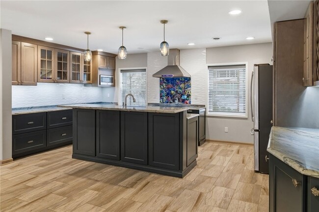 Building Photo - 709 Clyde St