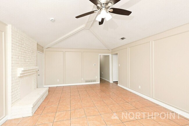 Building Photo - 3-Bedroom, 2 Bath Single Family for Rent in Dallas, TX | Front yard & Modern Kitchen
