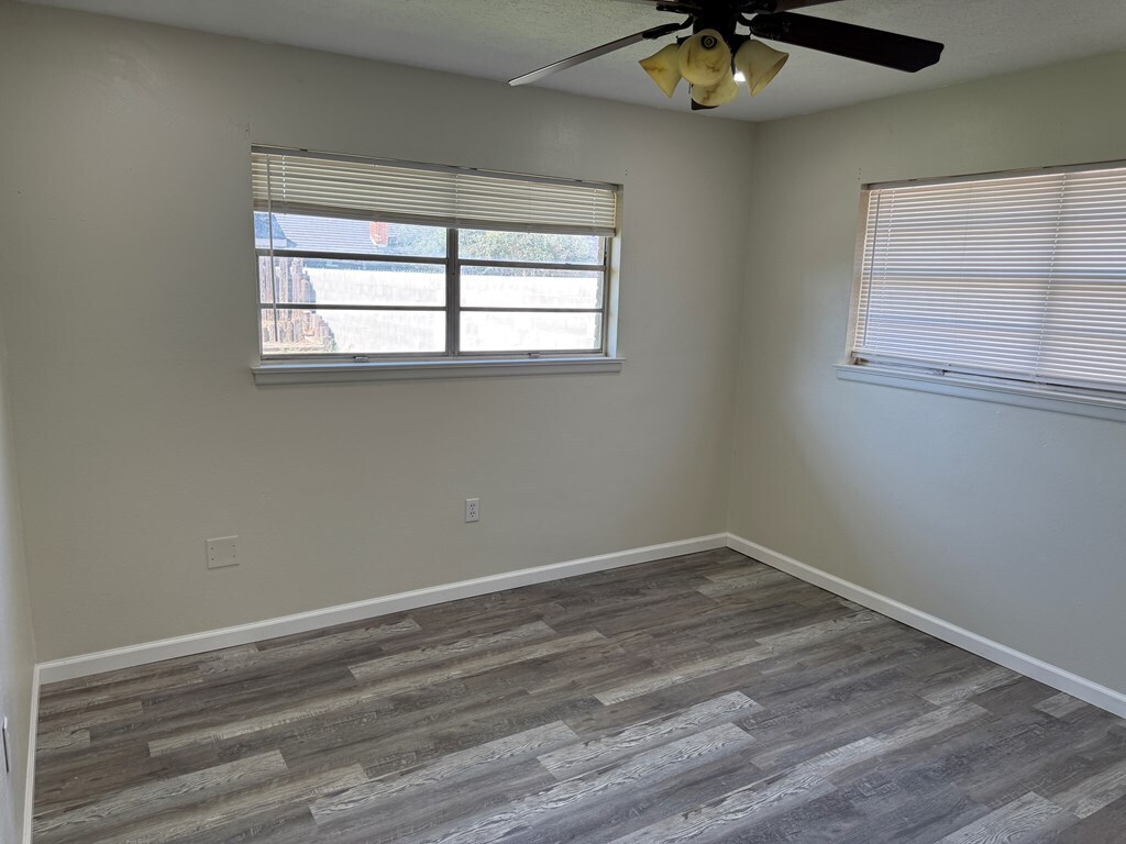 Building Photo - 3821 E Everglade Ave