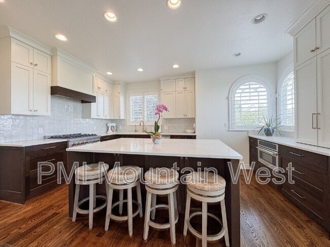 Building Photo - 49 E Fairway Dr