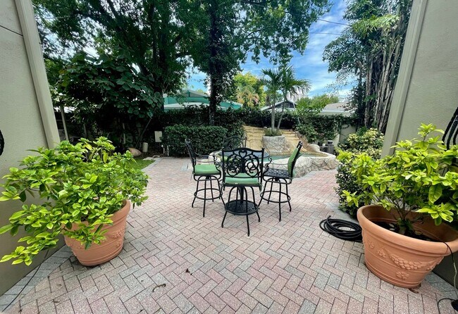 Building Photo - 3 Bed 2.5 Bath Townhouse in A+ location!