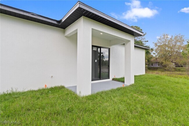 Building Photo - 567 Flamingo Ave S