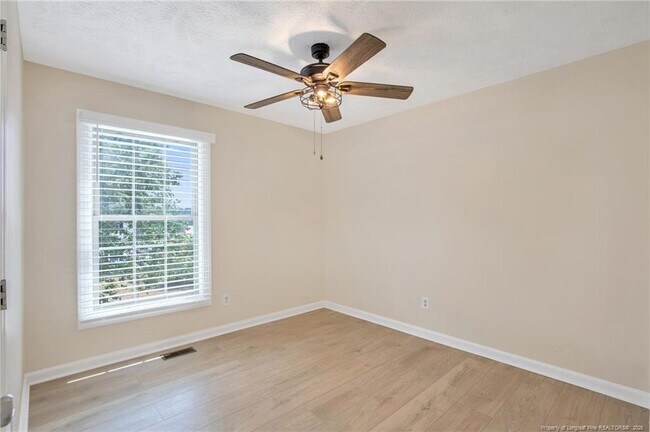 Building Photo - 1931 Daphne Cir