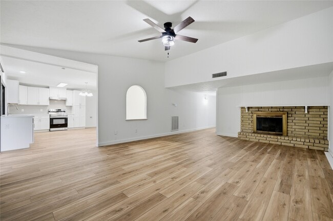 Building Photo - 2126 Quail Valley E Dr
