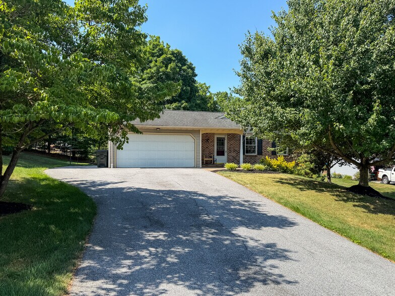 Building Photo - 951 Daniel Dr