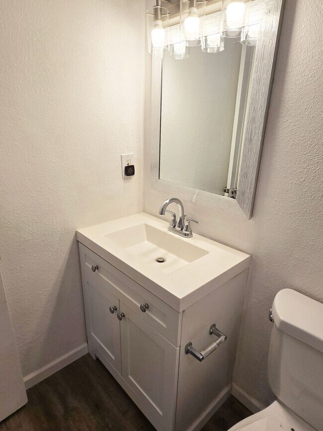 Building Photo - 3-bedroom by New Re-developed Paradise Val...