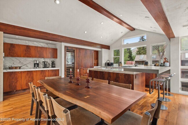 Building Photo - 706 E Hyman Ave