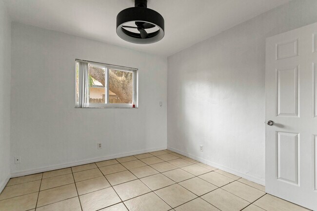 Building Photo - 709 SW 13th Ave