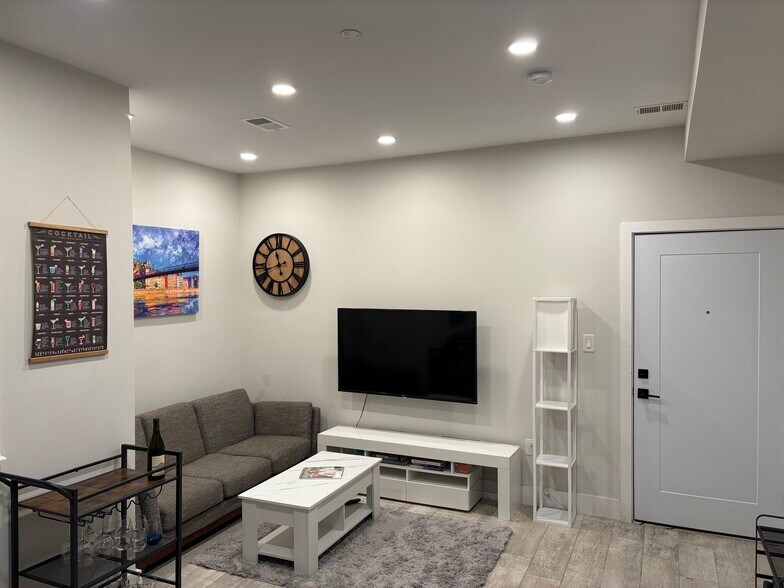 Building Photo - 2556 University Pl NW