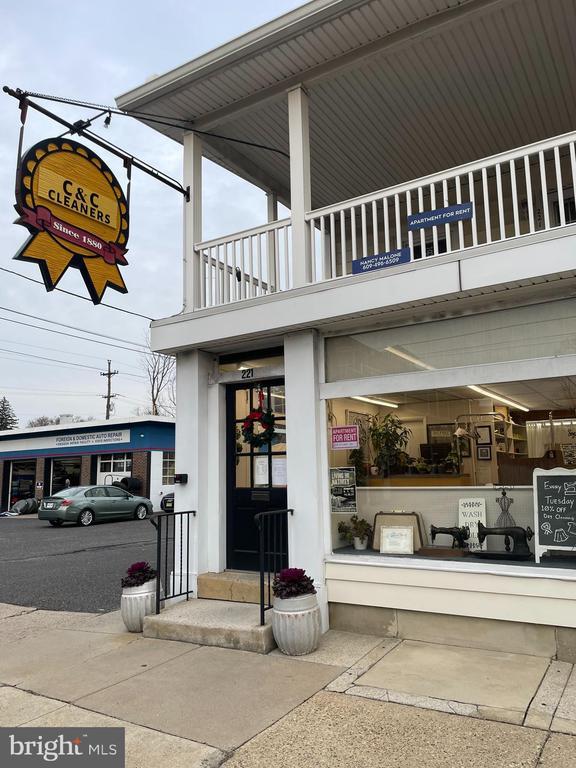 Building Photo - 221 Chester Ave