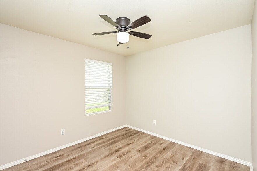Building Photo - 10009 Calcite Dr