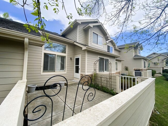 Building Photo - Well located 2+ bedroom townhome