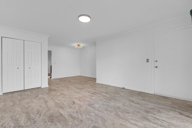 Building Photo - 900 S Plum Grove Rd