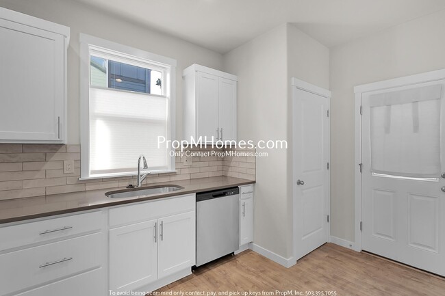 Building Photo - Modern Two Bedroom Home in Mt. Tabor!