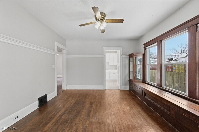 Building Photo - 1323 W 89th St