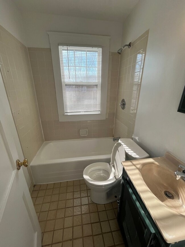 Building Photo - 113 E Spring St