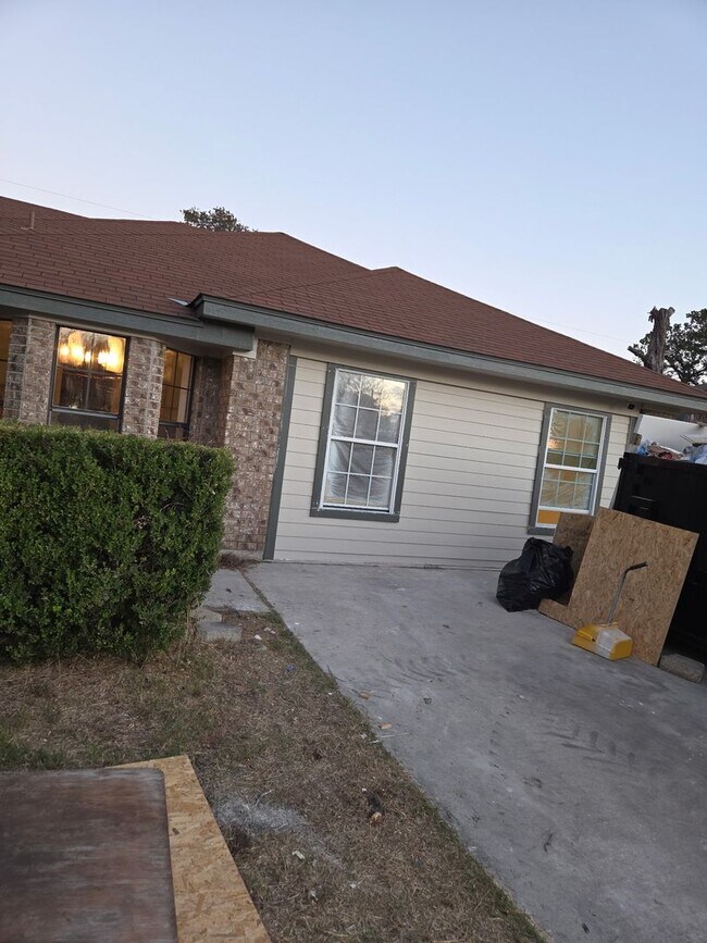 Building Photo - Beautifully Remodeled 4 Bedroom + Office H...