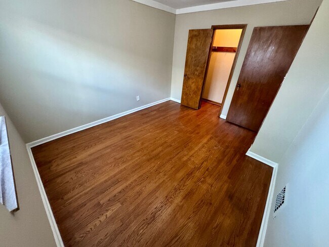 Building Photo - 2 Bedroom - Grandview Area