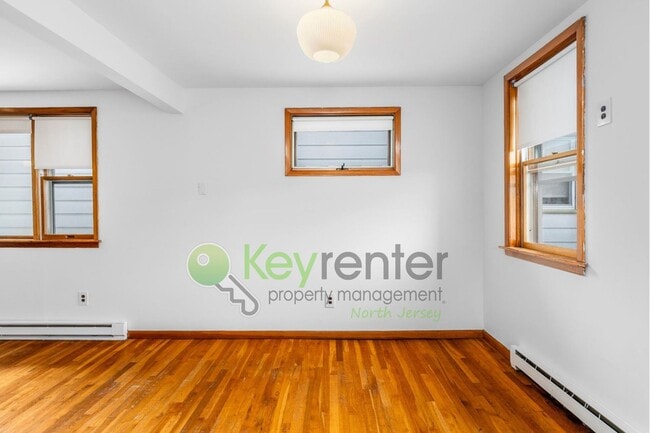 Building Photo - 1-Bed Apartment with Hardwood Floors, In-U...