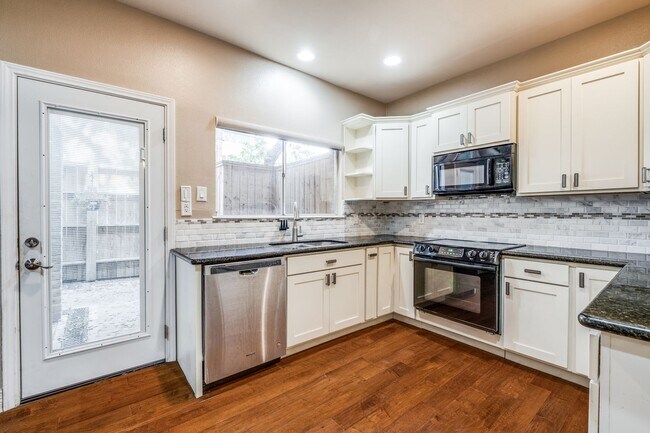 Building Photo - 3-BEDROOM TOWNHOME IN DIJON NORTH, ALAMO HEIGHTS