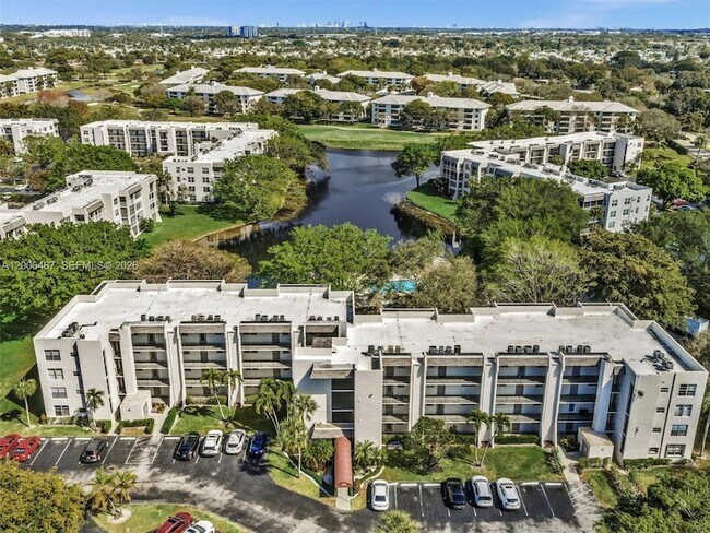 Building Photo - 9340 Lagoon Pl