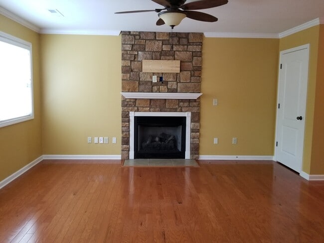Building Photo - 9816 Thunderbolt Way