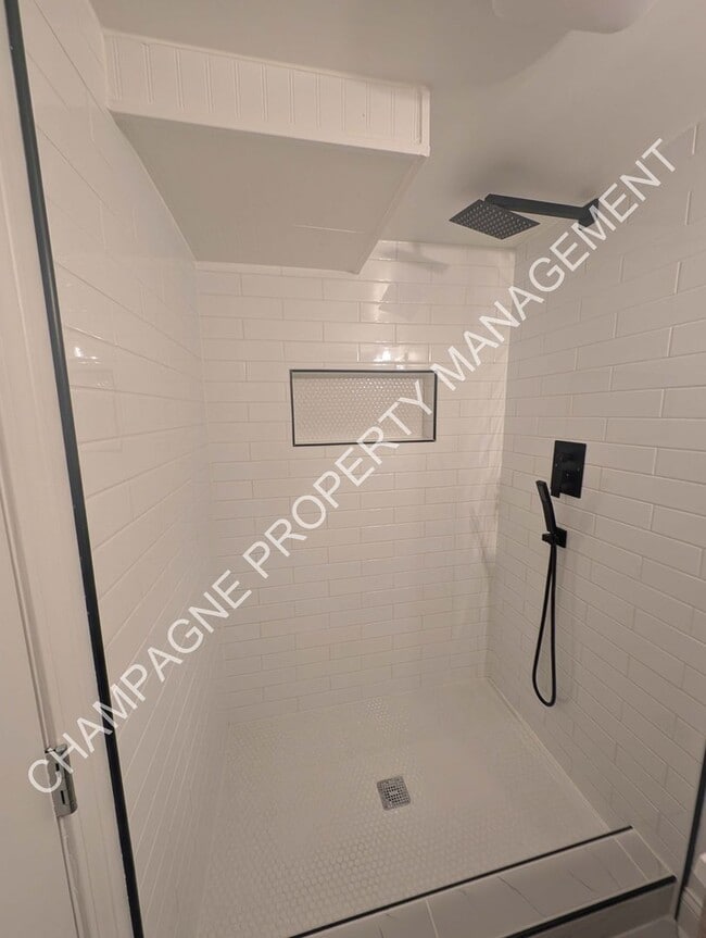 Building Photo - 4 Bedroom, 4 Bathroom Updated Home in Kansas City