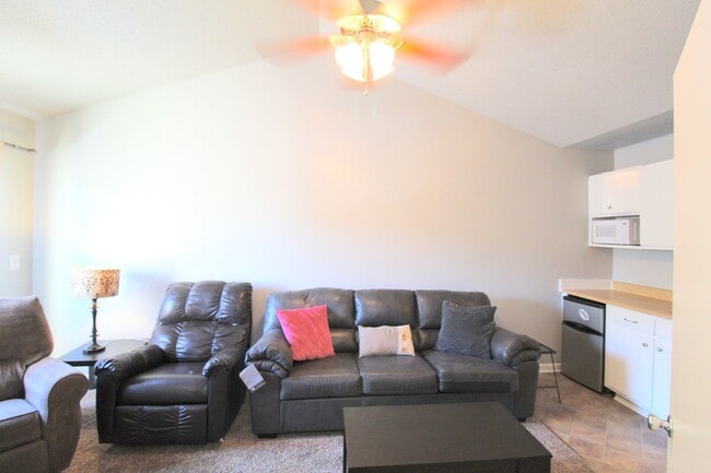 Building Photo - 1320 Bradley Dr
