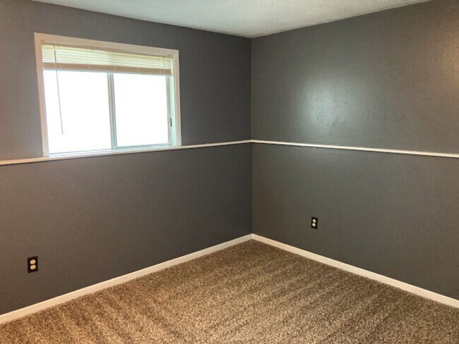 Building Photo - Green Acres Split Level
