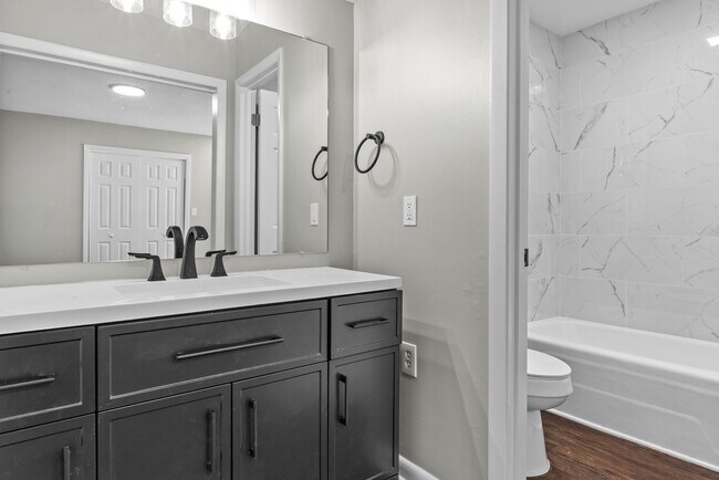 Building Photo - Charming Weatherly Woods Home with In-Law ...