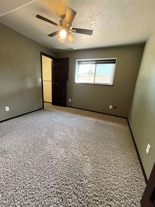 Building Photo - Stunning 4 Bed/2 Bath with 3 Car Garage and Fenced in Yard!