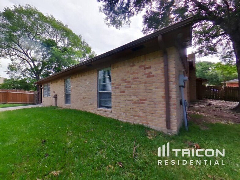 Building Photo - 7022 Sandy Knolls Dr