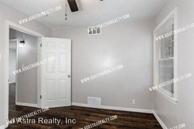 Building Photo - 821 N Crysler Ave