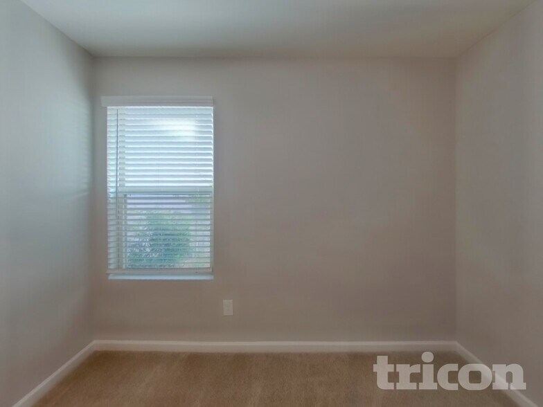 Building Photo - 711 Tallaran Rd