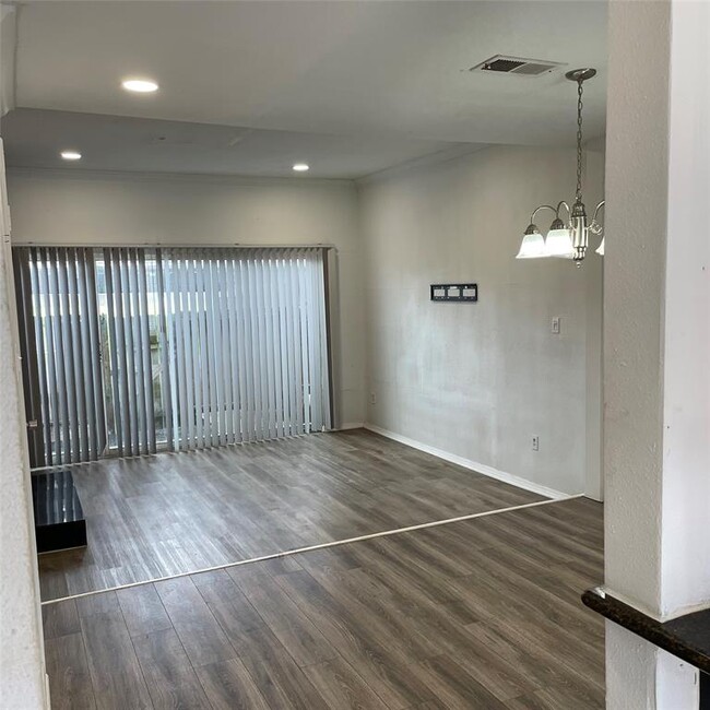 Building Photo - 7700 Creekbend Dr